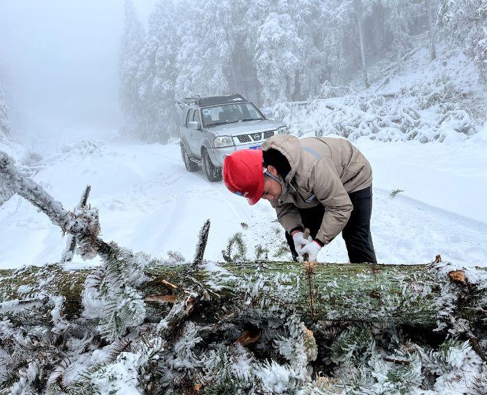 檢修員在通往風機平臺的途中，清理積雪路障（拍攝者：高述科）